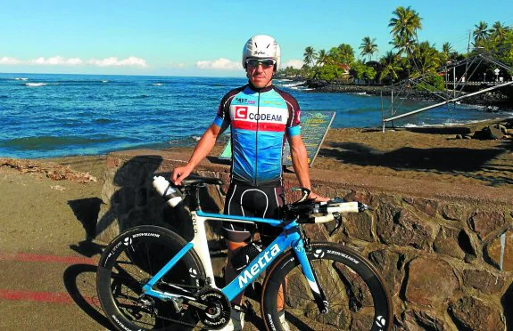Julen Saldías. Se encuentra desde el miércoles en Hawai. En la imagen, el triatleta zarauztarra en el litoral hawaiano con su bicicleta.