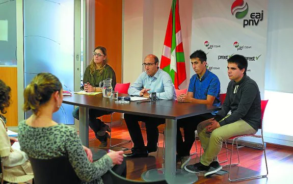 Eduardo Zubiaurre, presidente de la Junta del PNV, junto con tres miembros del partido. 