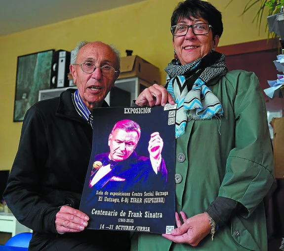 Elcoroiribe y Arantza Álvarez con el cartel de la muestra. 