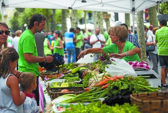 La azoka de los miércoles y de los sábados es una de las actuaciones para primar la agricultura local. 