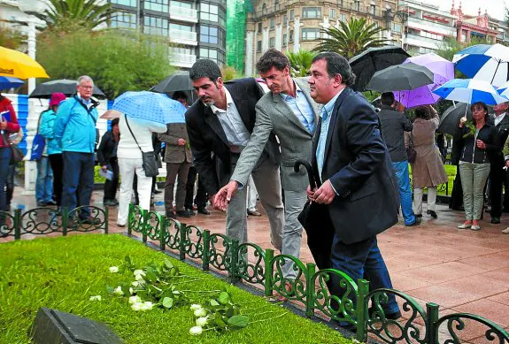 Goia, Gómez y Gasco, en una ofrenda floral por las víctimas en Alderdi Eder en 2013. 