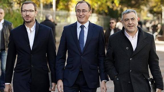 El ministro de Sanidad y presidente del PP de Álava, Alfonso Alonso (c), flanqueado por el vicesecretario general del PP, Javier Maroto, y el secretario general del PP del País Vasco, Javier de Andrés