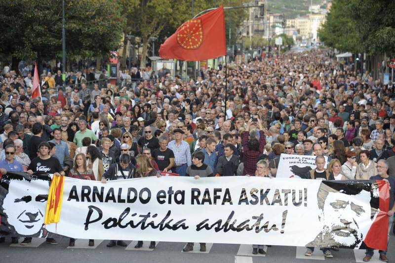 Miles de personas claman en San Sebastián por la libertad de Otegi