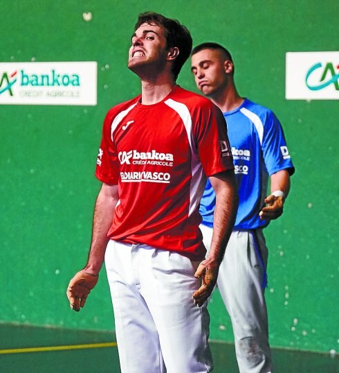 Arrieta y Adrián López, ayer en el frontón de Aizarnazabal. 