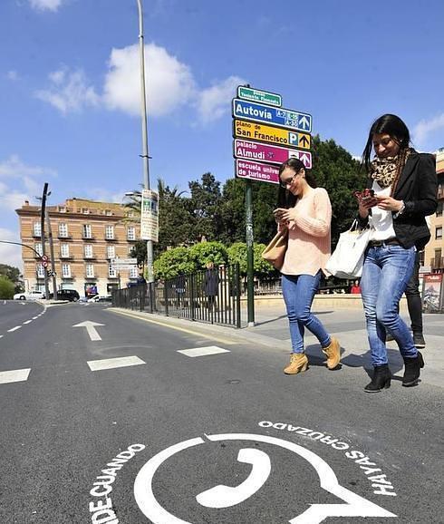 Un aviso para que los peatones no usen el móvil cuando cruzan la calle