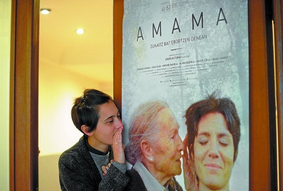 Maite Arroitajauregi, con el cartel de la película, en la puerta de su academia en Errebal.
