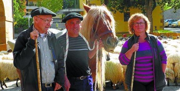 Miguel Goiburu, artzain ohia, Mikel Etxezarreta ilobarekin eta Eli Arrillagarekin atzo Zegaman. 