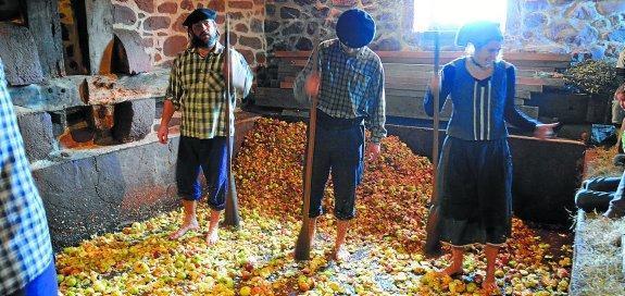 Lagar. El antiguo lagar ayer cobró de nuevo vida gracias a la labor de 'Jo ala jo Elkartea'. 