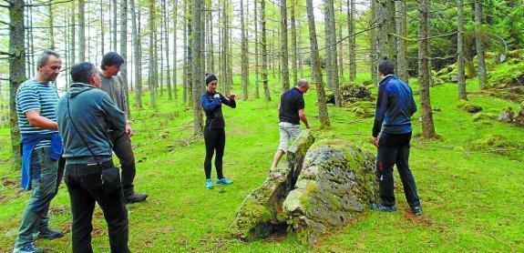 Herriko estazio megalitikotik pasa ziren goizean egindako mendi martxan. 