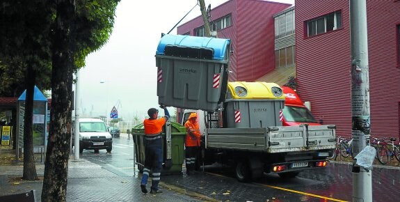 Regreso de los contenedor. Dos operarios colocaron los contenedores en Euskadi Etorbidea de Trintxerpe. 