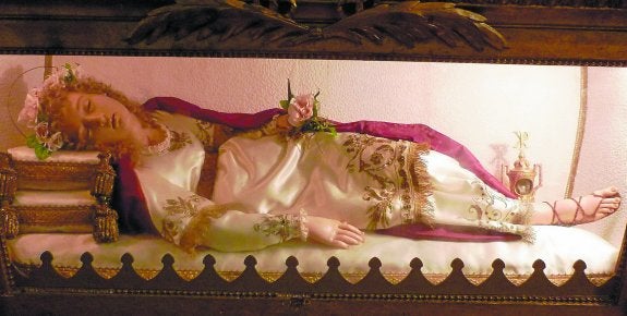 La falsa momia. La imagen de Santa Faustina que se expone en un arcón funerario acristalado en la iglesia. 