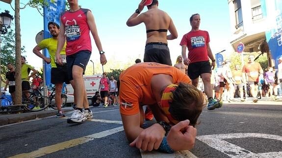 Un corredor, exhausto tras llegar a meta