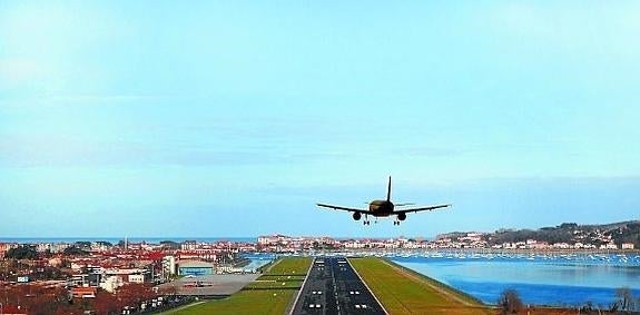 Una avión aterriza en Hondarribia.