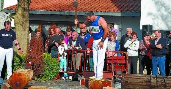 Gran número de espectadores en la exhibición de herri kirolak de Amasa. 