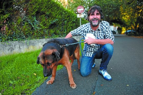 Erauskin junto a su perro 'Leopoldo', un pastor alemán que recogió en una calle de Huelva; estaba abandonado y con una otitis crónica.