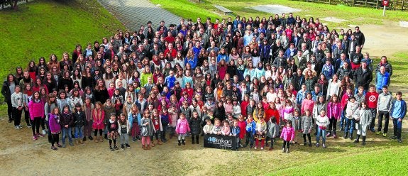 Oinkari inició el aniversario juntándose diferentes generaciones, al lado de Olaederra.