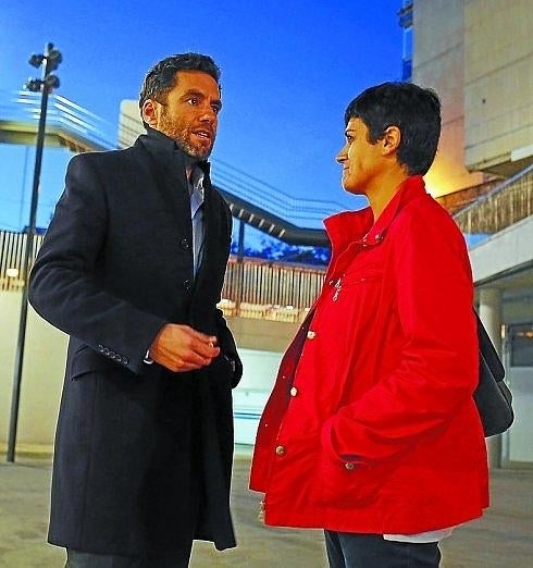 Ambos candidatos charlan en la entrada principal de Tabakalera.