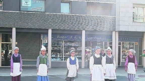 Oinkari inicia hoy  la celebración de su  40 aniversario con taller  de danza en familia