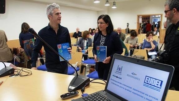 Izaskun Landaida, Directora de Emakunde e Ibon Uribe, Alcalde de Galdakao, representante de Igualdad de EUDEL,