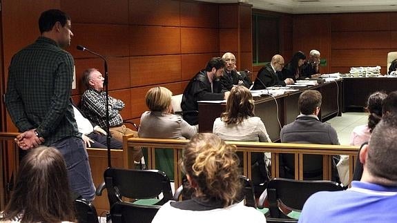 El remero gallego Oscar Viudez (i), declara en la tercera jornada del juicio