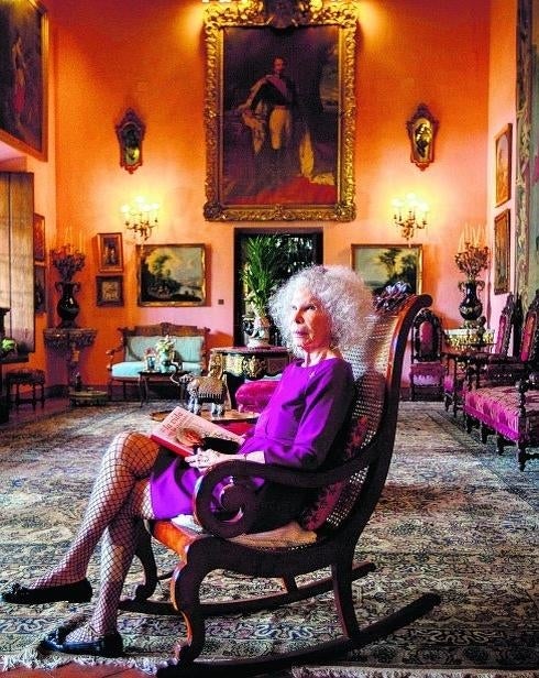 Cayetana, XVIII duquesa  de Alba, posa en unode los salones del sevillano Palacio de Dueñas que ahora su heredero prepara paraabrir al público. 