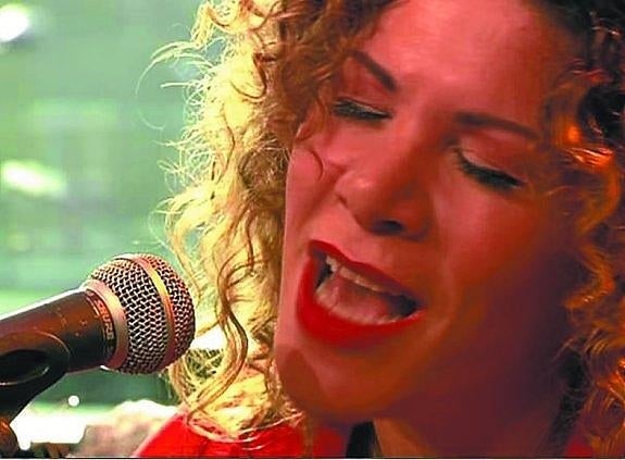 Dayna Kurtz en plena actuación. 