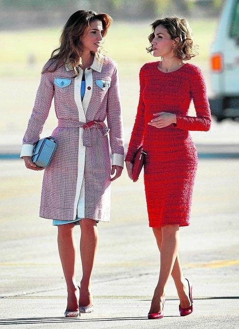 Rania de Jordania y la reina Letizia, ayer en el aeropuerto de Barajas. 