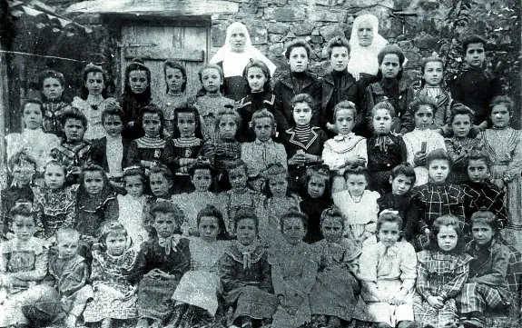 Retrospectiva. Monjas y alumnas posando juntas a principios del siglo pasado. 