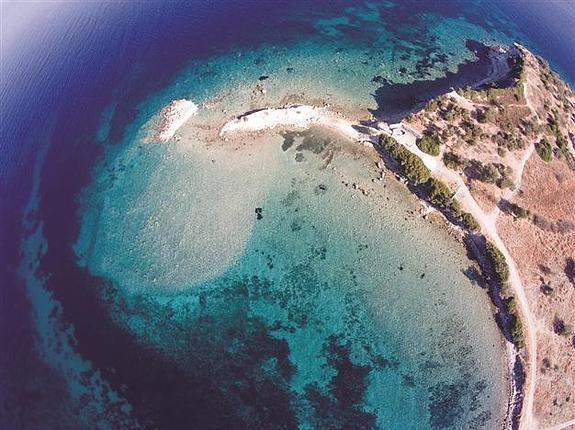 La excelente conservación del puerto de la antigua ciudad de Kane es lo que ha permitido reconocer la localización de esta isla.