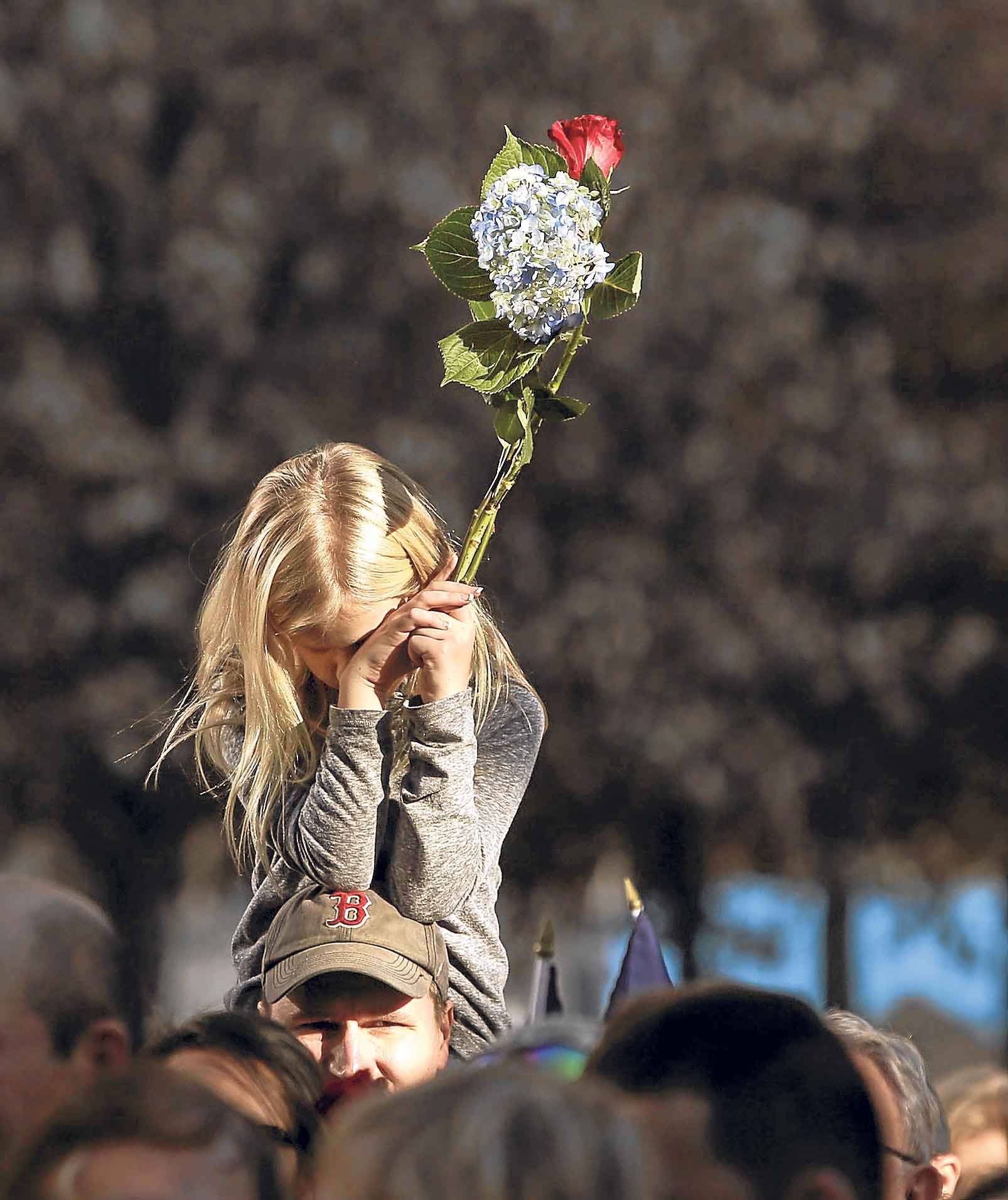 Una pequeña llora desconsolada sobre los hombros de su padre en una concentración en recuerdo a las víctimas de París.