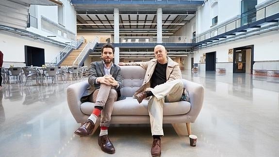 Borja Sémper y Odón Elorza posan en el interior de Tabakalera, en el espacio denominado ‘la plaza’.