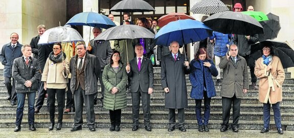 El lehendakari presidió ayer la concentración contra la violencia machista en Vitoria. 