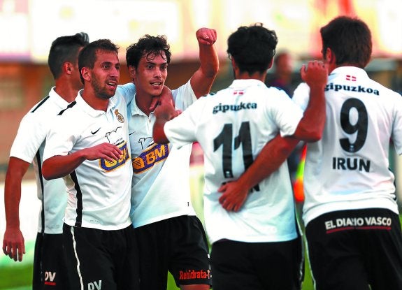 
Los jugadores del Real Unión felicitan a Iosu Ozkoidi, que volvió a marcar en el encuentro de ayer en Guadalajara.