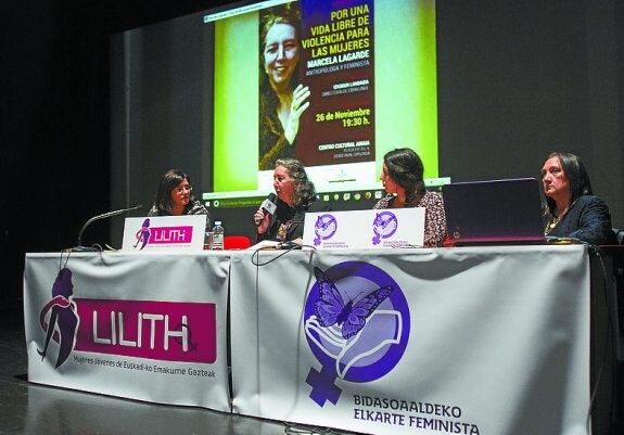 Izaskun Landaida, Marcela Lagarde, Azahara Domínguez y Maritxu San Pedro, durante la conferencia de la feminista mexicana. 