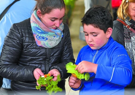 Alimentación saludable. Los más jóvenes encontraron en el Zerkausia ayer un pequeño txoko donde conocer de cerca este tema.