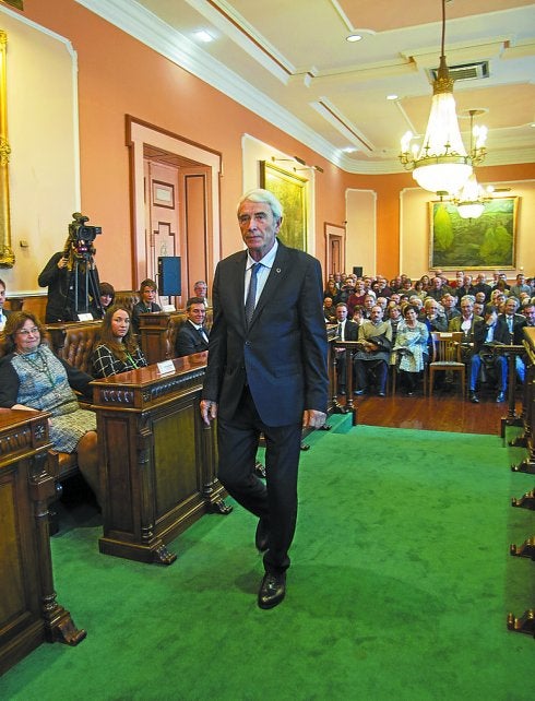 José Ignacio Iruretagoyena se dirige a recibir su Medalla de Oro. 