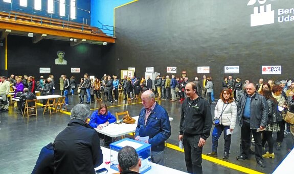 Colas para votar en la consulta celebrada en el frontón de Bergara. 