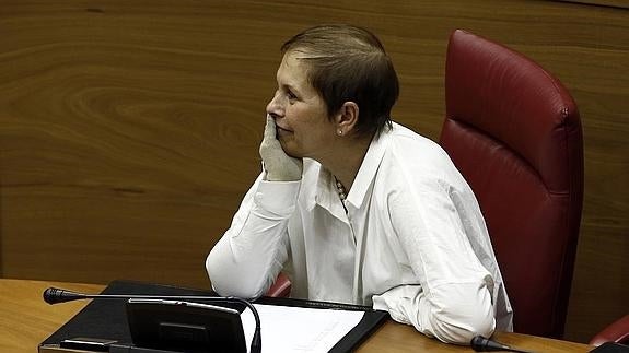 La presidenta de Navarra, durante una sesión del Parlamento foral.