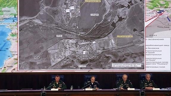 Oficiales rusos muestran imágenes sobre el tráfico de petróleo con el Estado Islámico en una conferencia en Moscú