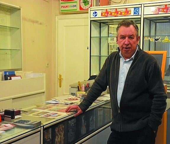 En su tienda, ya casi vacía, recogiendo los últimos objetos. 