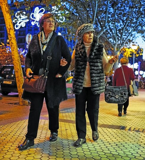 Merche y Teresa por la calle Isabel II de San Sebastián, camino de un mosto, una Coca-Cola y mucha conversación.
