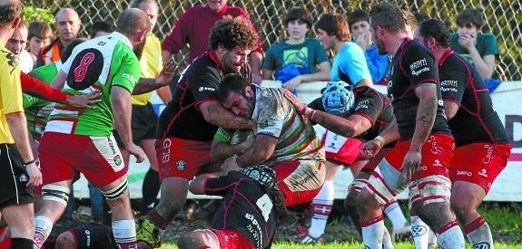 Los jugadores del Hernani y Ampo Ordizia libraron un partido muy disputado ayer en Landare, que terminó cayendo del lado de los locales. 