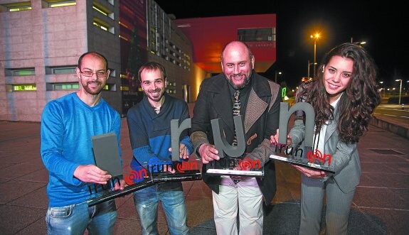 Innovadores. Imanol Calderón, Mikel Llucia, Oskar Domínguez y Laura Iturria sostienen sus premios en el exterior de Ficoba. 