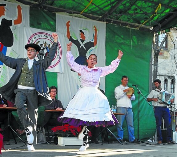 Una de las parejas durante el concurso. 