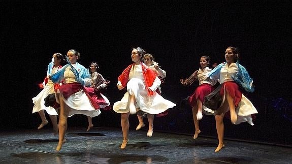 'Egape' taldeko dantzariek 'Zuria, gure erara' ikuskizuna aurkeztuko dute Antzoki Zaharrean.