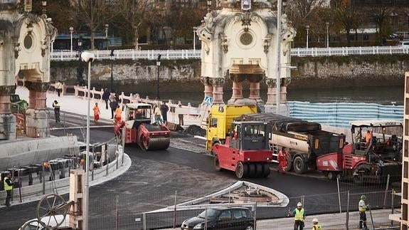 Obras de asfaltado en el exterior de la estación de autobuses