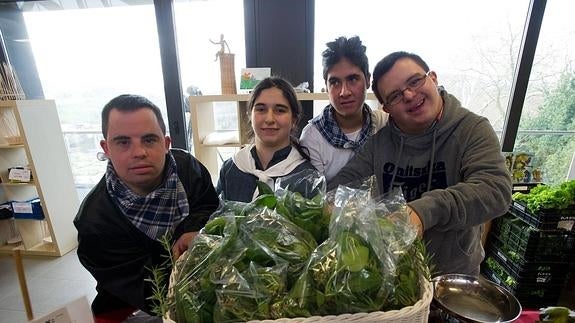 Los puestos ofrecían diferentes productos, como este en el que se podían adquirir alimentos frescos de la huerta. 