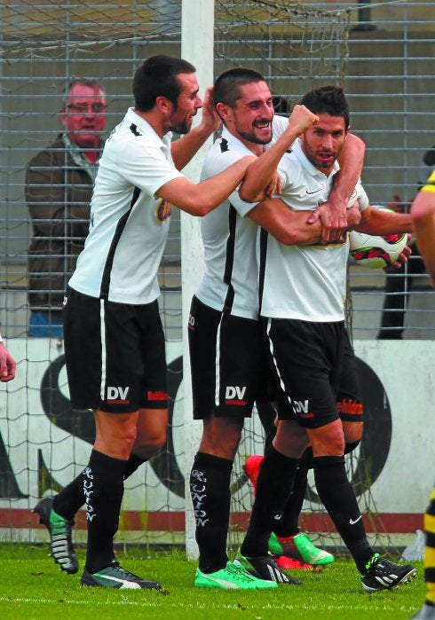 Ilusión. Aimar celebra el 1-1 ayer en el Stadium Gal junto con sus compañeros. 