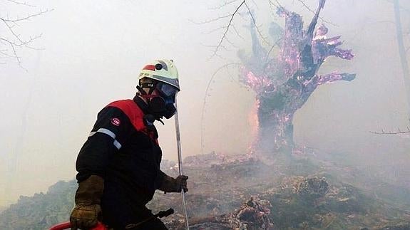 Uno de los bomberos que participan en la extinción del incendio