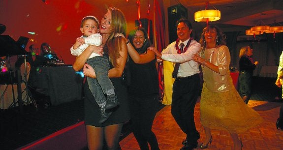 Una familia celebrando la pasada Nochevieja en un hotel.